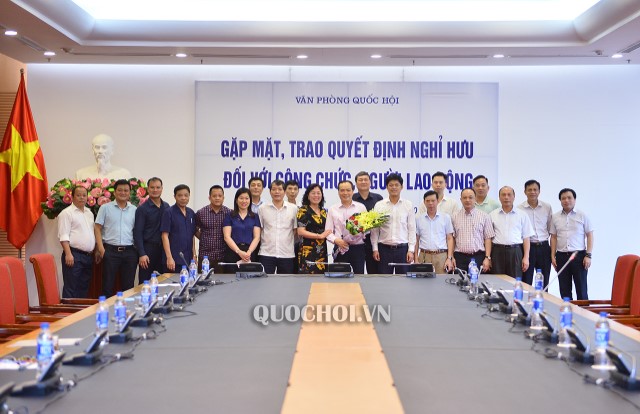 VĂN PHÒNG QUỐC HỘI TRAO QUYẾT ĐỊNH NGHỈ HƯU ĐỐI VỚI ĐỘI TRƯỞNG ĐỘI XE 1, CỤC QUẢN TRỊ